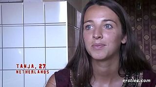 Тёлка греет свою волосатую манду на балконе и сношает её пальчиками