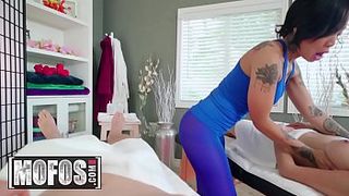 Массаж плавно перешёл в групповую еблю