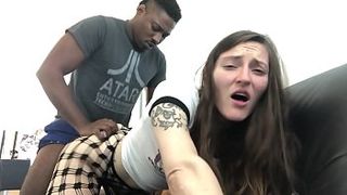 Негр с большим хуем отшлепал белую телку по заднице и обкончал