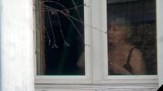 Студент снимает свою старую соседку в белье через окно
